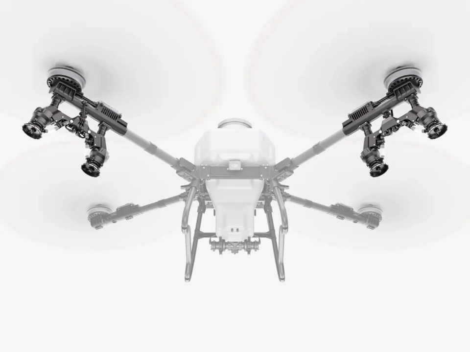 Vista frontal del dron agrícola Agras T55 desplegado listo para el despegue.